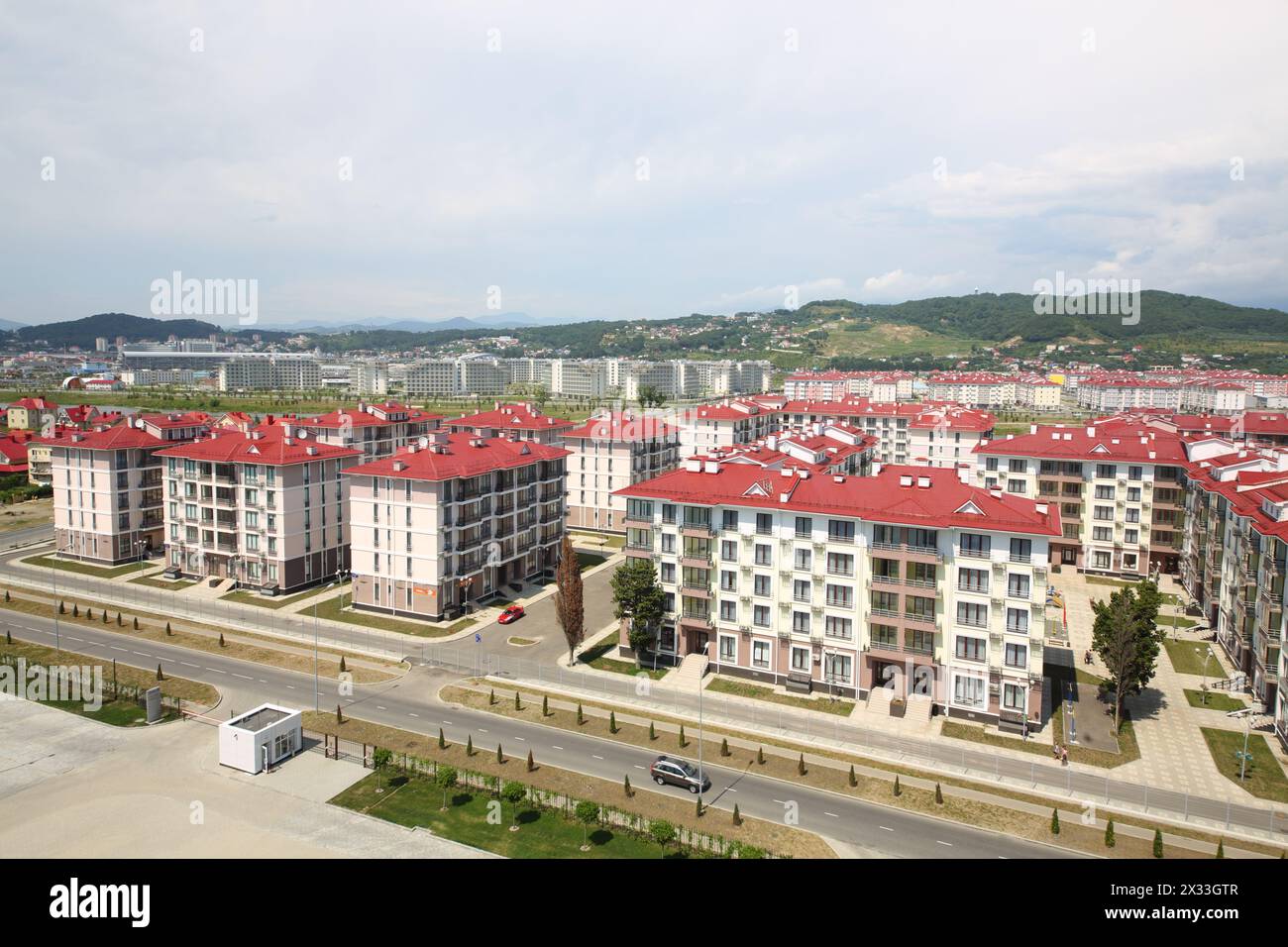 SOCHI, RUSSIA - 25 giugno 2014: Vista dall'Hotel Radisson Blu Paradise Resort and Spa alla strada dei 65 anni della Vittoria con nuovo edificio residenziale Foto Stock
