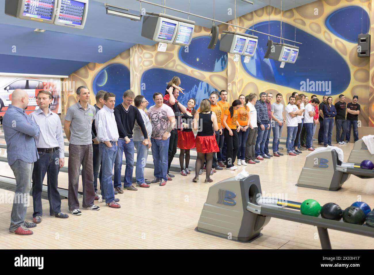 MOSCA - 6 dicembre 2014: I giocatori di bowling sono in fila vicino alle corsie Foto Stock