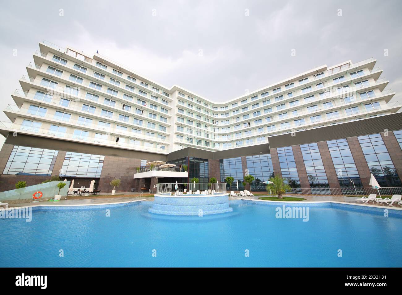 SOCHI, RUSSIA - 27 giugno 2014: Edificio dell'Hotel Radisson Blu Paradise Resort and Spa vicino alla piscina Foto Stock