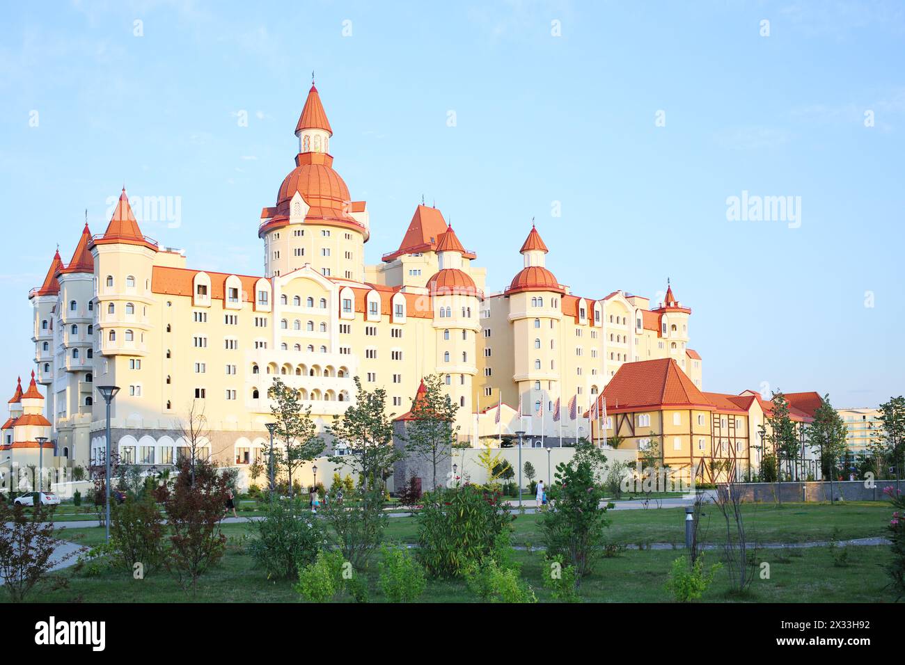SOCHI, RUSSIA - 27 giugno 2014: Costruzione dell'Hotel Bogatyr nello stile di un castello medievale sul territorio del Parco Sochi Foto Stock