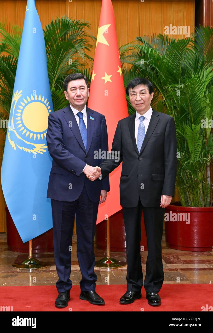 Pechino, Cina. 24 aprile 2024. Wang Huning, presidente del Comitato Nazionale della Conferenza consultiva politica del popolo cinese, incontra Yerlan Koshanov, presidente del Mazhilis, o la camera bassa del parlamento del Kazakistan, a Pechino, capitale della Cina, il 24 aprile 2024. Crediti: Zhang Ling/Xinhua/Alamy Live News Foto Stock