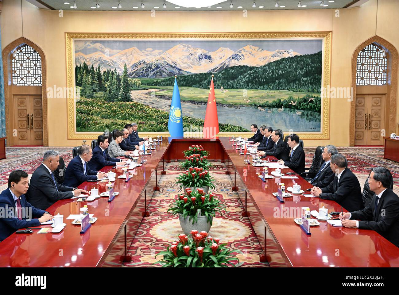 Pechino, Cina. 24 aprile 2024. Wang Huning, presidente del Comitato Nazionale della Conferenza consultiva politica del popolo cinese, incontra Yerlan Koshanov, presidente del Mazhilis, o la camera bassa del parlamento del Kazakistan, a Pechino, capitale della Cina, il 24 aprile 2024. Crediti: Zhang Ling/Xinhua/Alamy Live News Foto Stock