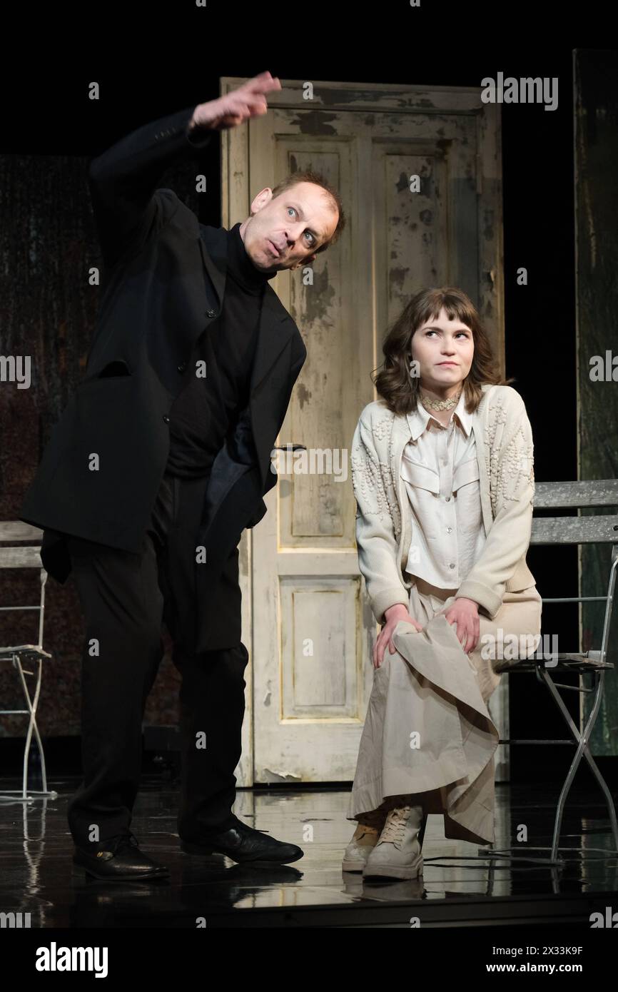 Dirk Ossig und Linda Stockfleth spielen im Theaterstück Der einsame Weg von Arthur Schnitzler, Fotoprobe am 24.4.2024 im Ernst Deutsch Theater Hamburg *** Dirk Ossig e Linda Stockfleth si esibiscono nella commedia The Lonely Way di Arthur Schnitzler, prova fotografica il 24 4 2024 all'Ernst Deutsch Theater Hamburg Foto Stock