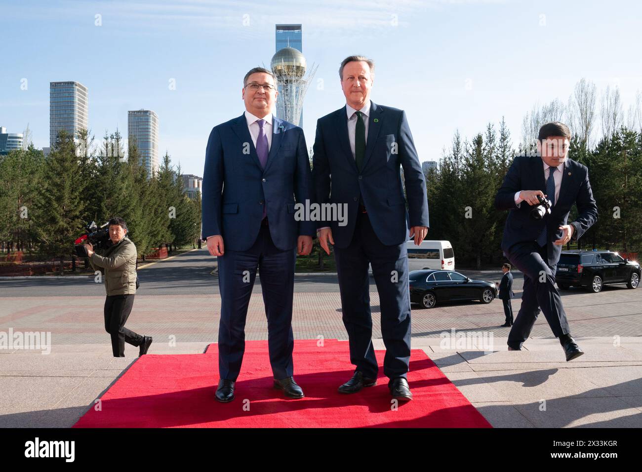 Il Segretario degli Esteri David Cameron incontra il suo omologo kazako Murat Nurtleu presso il Ministero degli affari Esteri di Astana, Kazakistan, durante il suo tour di cinque giorni nella regione dell'Asia centrale. Data foto: Mercoledì 24 aprile 2024. Foto Stock