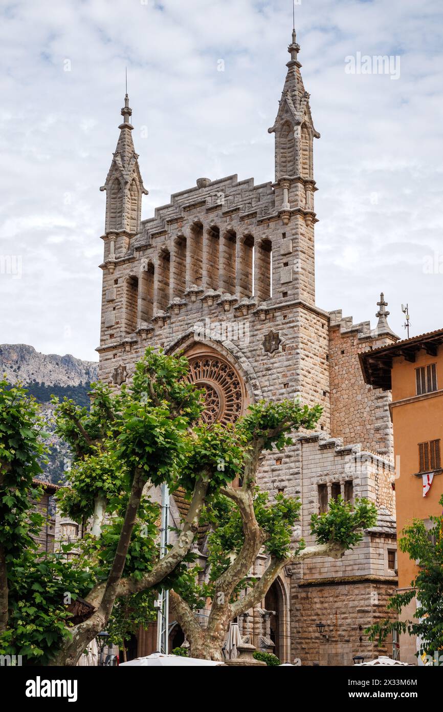 Chiesa di Sant Bartomeu nella piazza cittadina di Soller, Mallorca, Spagna Foto Stock