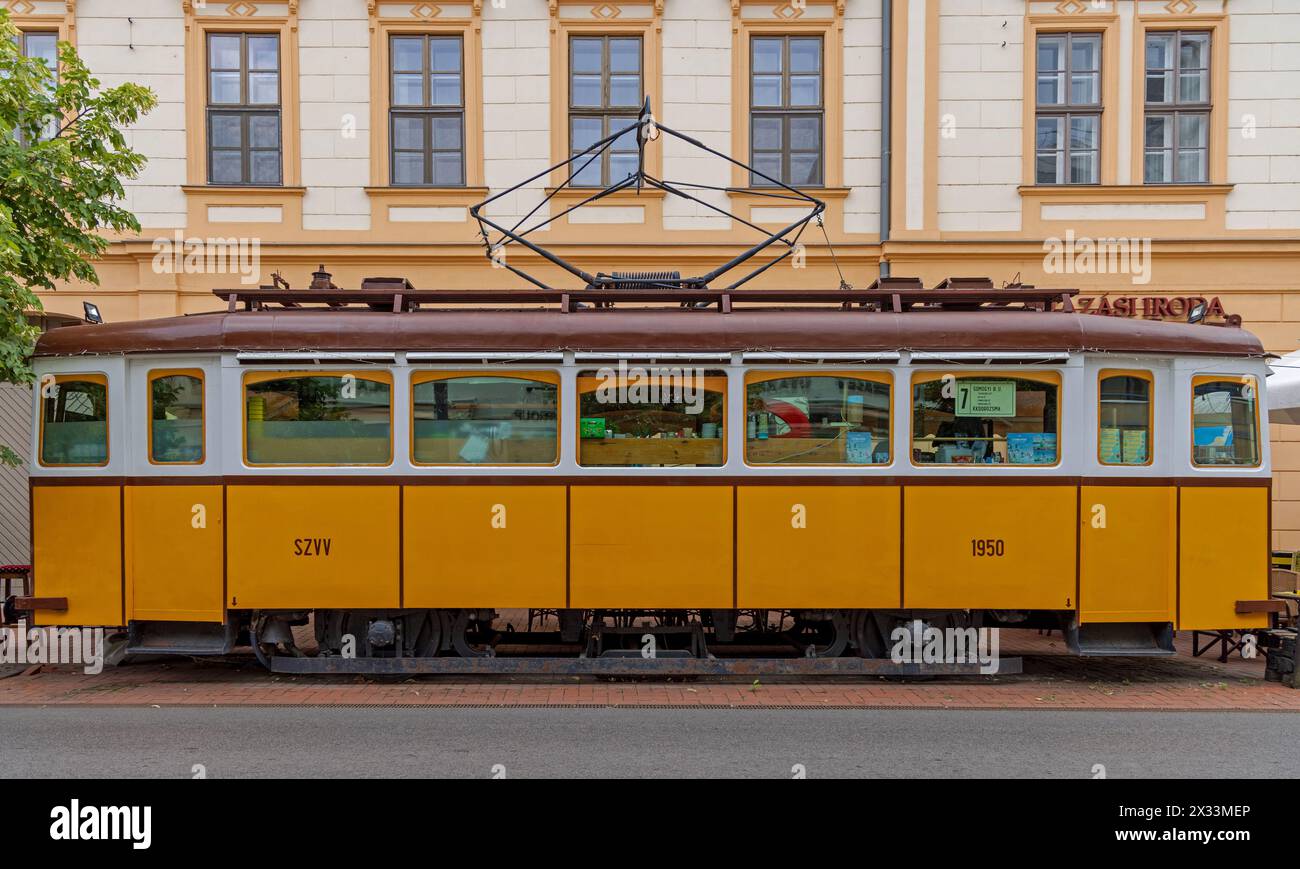 Szeged, Ungheria - 30 luglio 2022: Tram giallo retrò convertito in Blues Cafe e Seven Stop in Somogy Street nella zona pedonale. Foto Stock