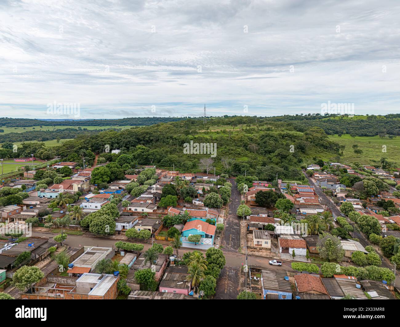 Cassilandia, Mato grosso do sul, Brasile - 04 12 2024: Immagine aerea del quartiere alto Izanopolis con Serra do Cha sullo sfondo Foto Stock