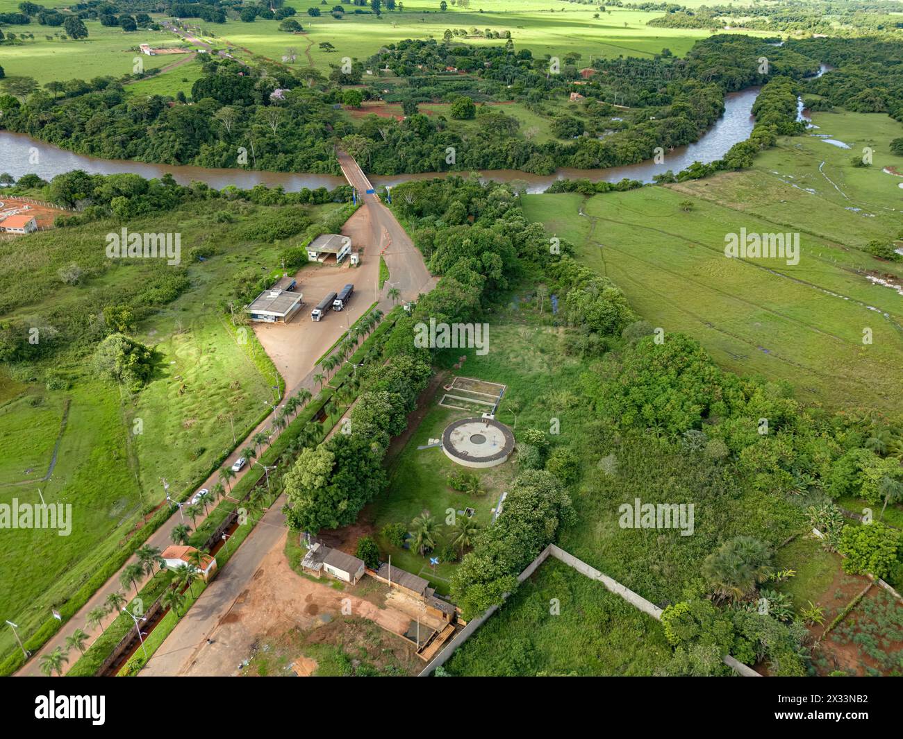 Cassilandia, Mato grosso do sul, Brasile - 04 16 2024: Immagine aerea del trattamento delle acque reflue, stazione di tassazione, autostrada e fiume di vapore Foto Stock