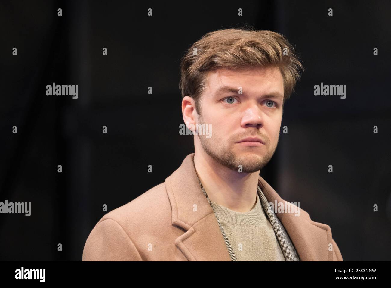 Lennart Hillmann spielt im Theaterstück Der einsame Weg von Arthur Schnitzler, Fotoprobe am 24.4.2024 im Ernst Deutsch Theater Hamburg *** Lennart Hillmann suona nella commedia Der einsame Weg di Arthur Schnitzler, prova fotografica il 24 4 2024 all'Ernst Deutsch Theater Hamburg Foto Stock