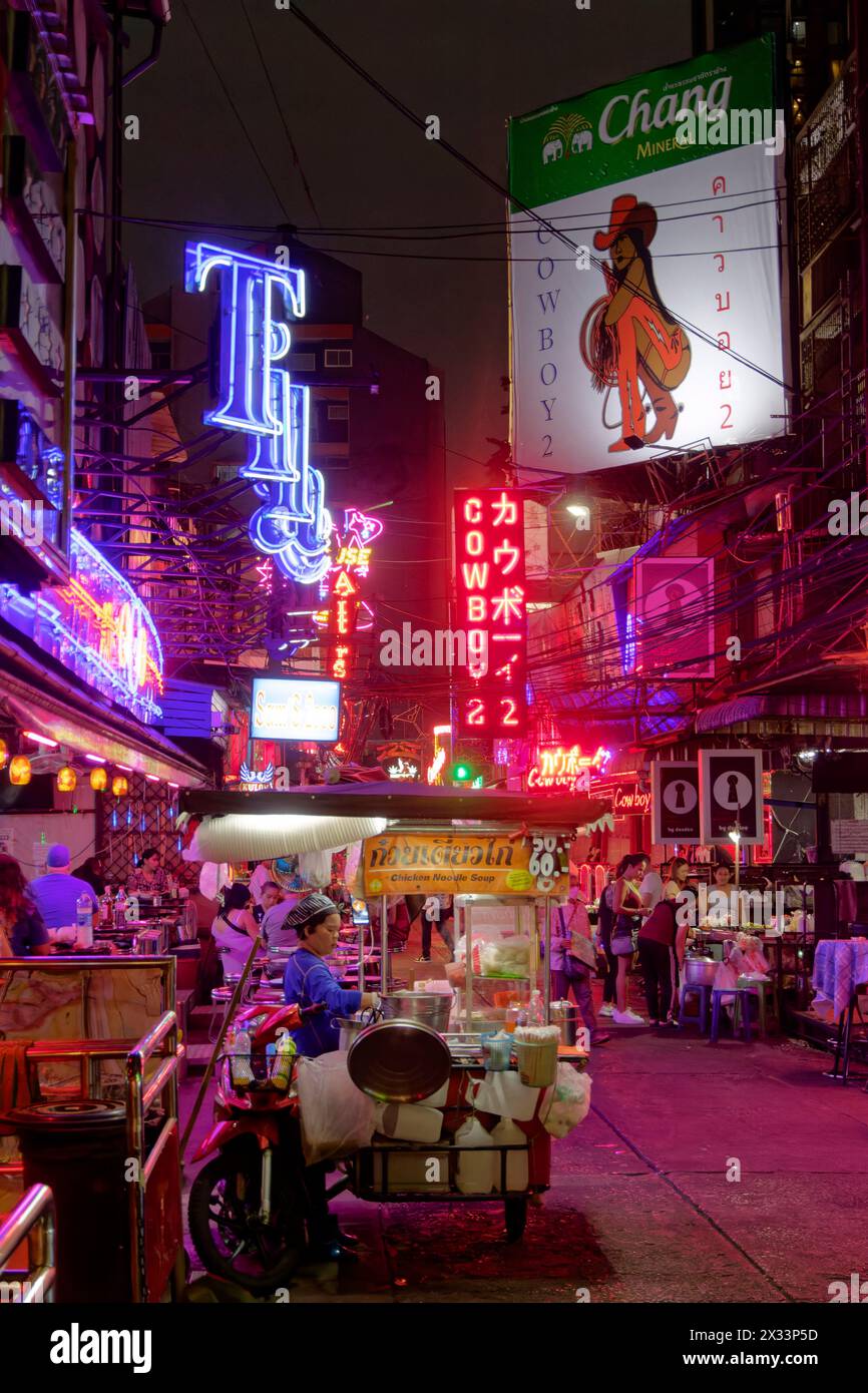 Soi Cowboy, Rotlichtviertel, Nachtleben, bar, night club, Sukhumvit, Bangkok Foto Stock