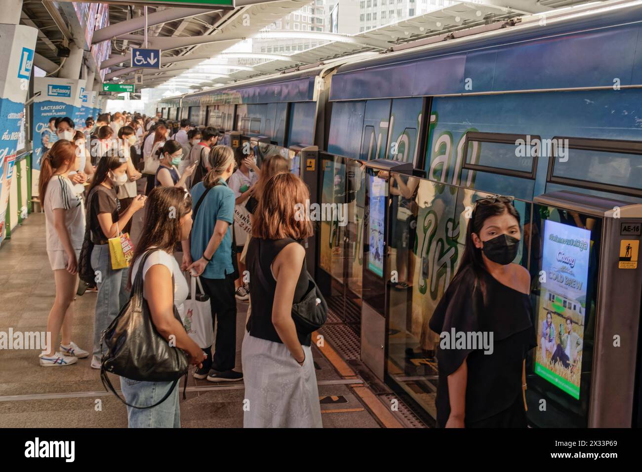 Stazione dello Sky train, Sukhumvit, Bangkok, Thailandia Foto Stock