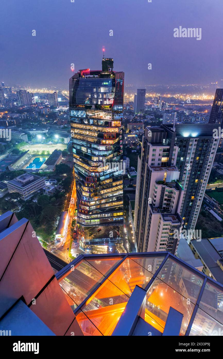 Bar sul tetto Blick von der Octave auf Die Tichuca Rooftop Bar im 46. Stock des T‑One Building.T-One Building, Top Floor Tichuca Rooftop bar, Bangkok SK Foto Stock
