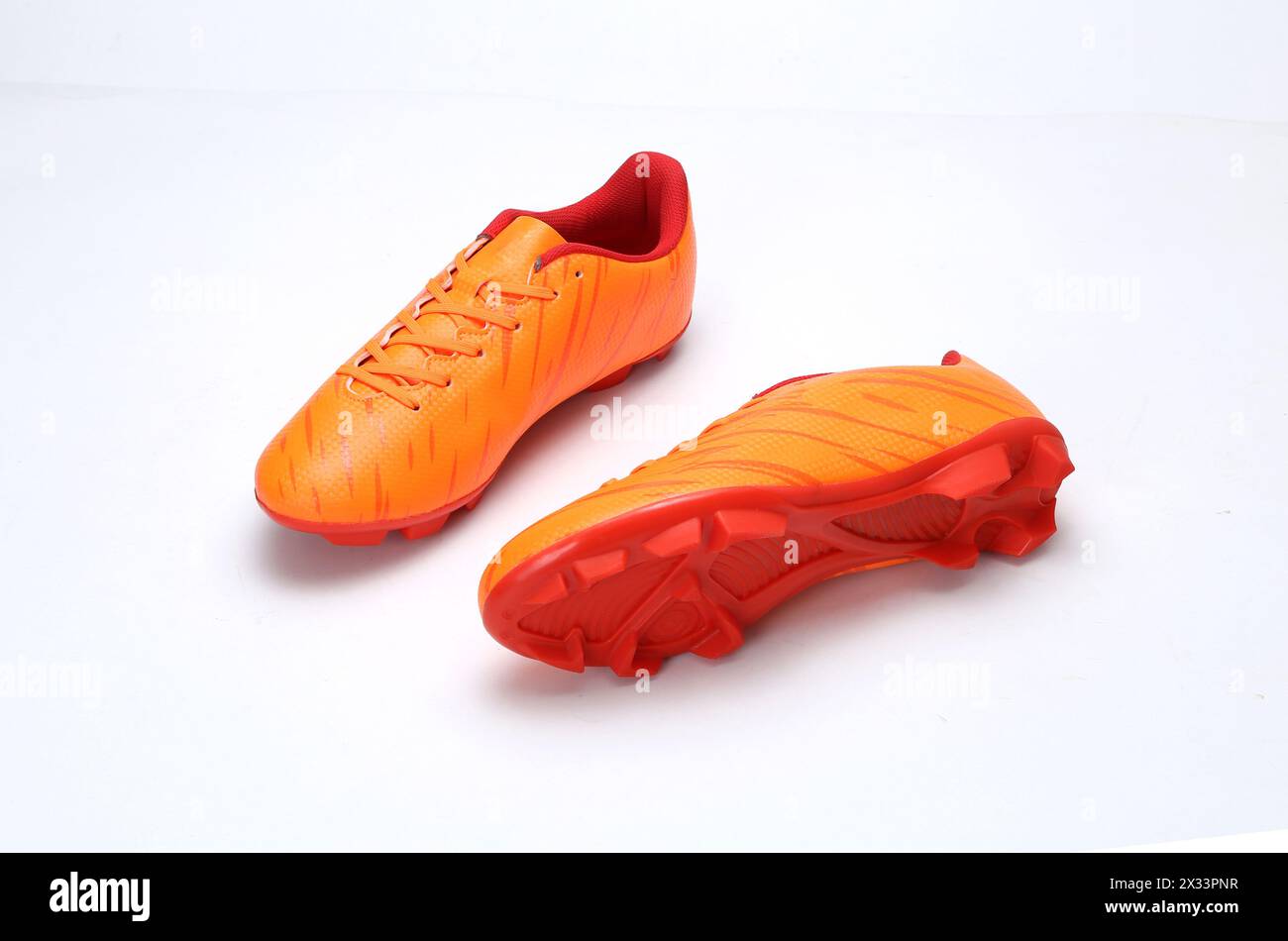 scarpe da calcio arancioni isolate su sfondo bianco Foto Stock