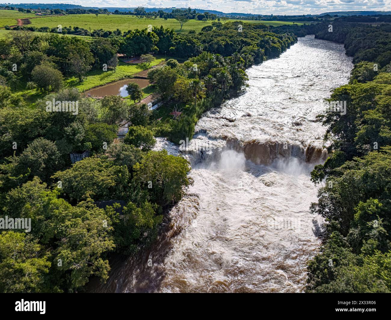 Cassilandia, Mato grosso do sul, Brasile - 04 18 2024: Immagine aerea della località turistica salto do Rio Apore nella cascata cassilandia Foto Stock