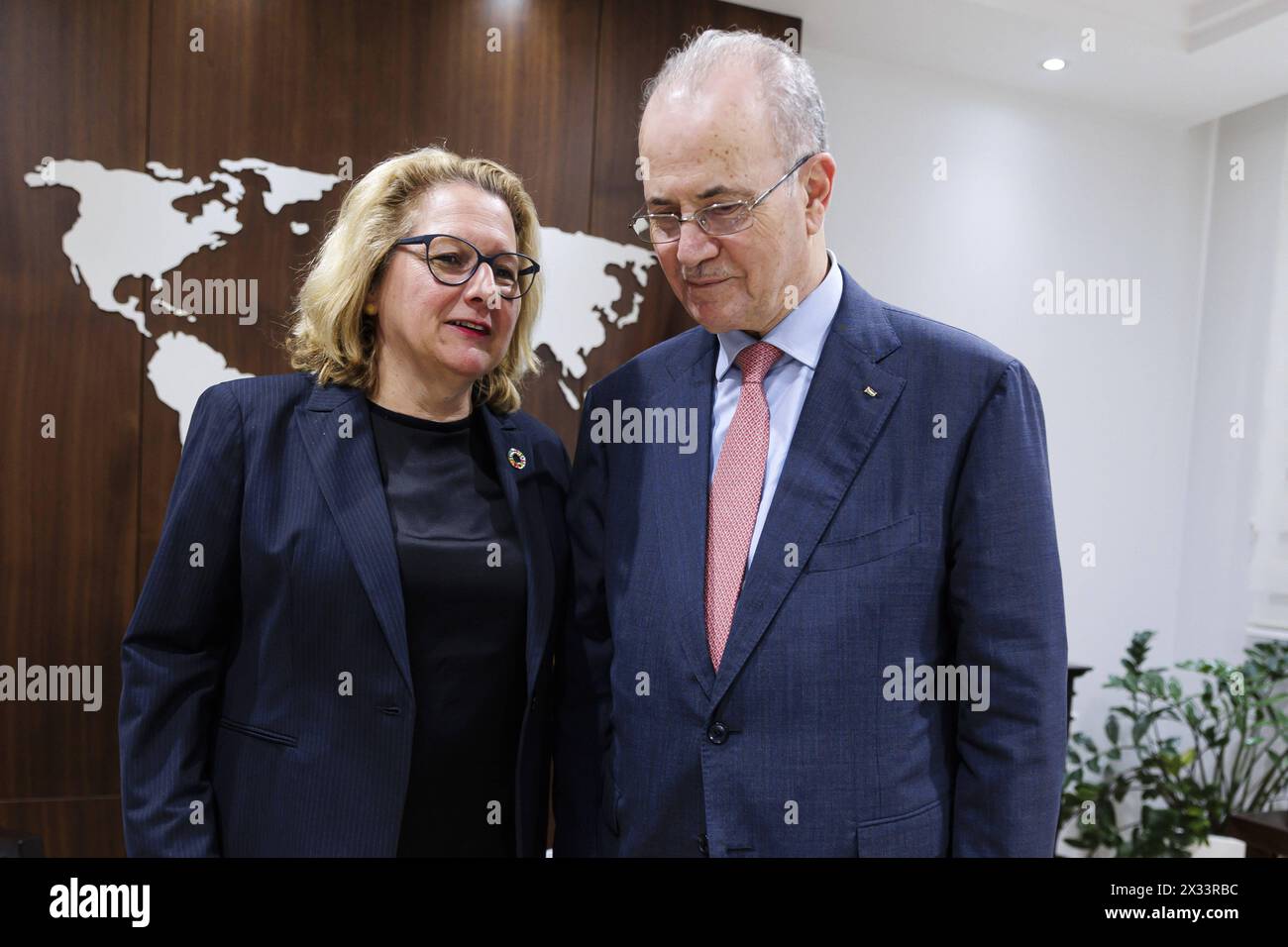 Svenja Schulze SPD, Bundesministerin fuer wirtschaftliche Zusammenarbeit und Entwicklung, und Mohammad Mustafa, Premierminister der Palaestinensischen Autonomiebehoerde, Ramallah, 23.04.2024.Fotografiert im Auftrag des Bundesministeriums fuer wirtschaftliche Zusammenarbeit und Entwicklung. Ramallah Palaestinensische Gebiete *** Svenja Schulze SPD , Ministro federale per la cooperazione e lo sviluppo economico, e Mohammad Mustafa, primo Ministro dell'Autorità palestinese, Ramallah, 23 04 2024 fotografato per conto del Ministero federale per la cooperazione e lo sviluppo economico Ramallah pales Foto Stock