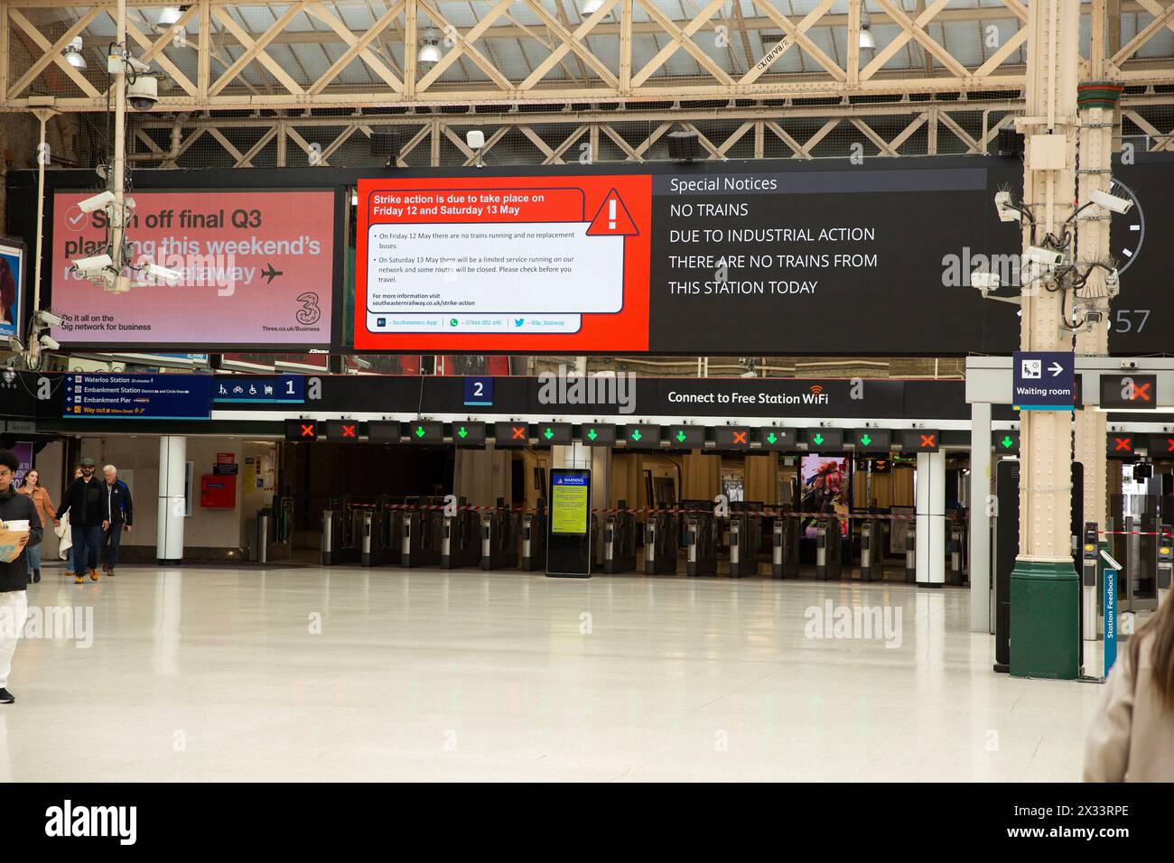 Una scheda elettrica visualizza alcune informazioni sull'azione industriale alla stazione ferroviaria di Charing Cross, Londra. Foto Stock