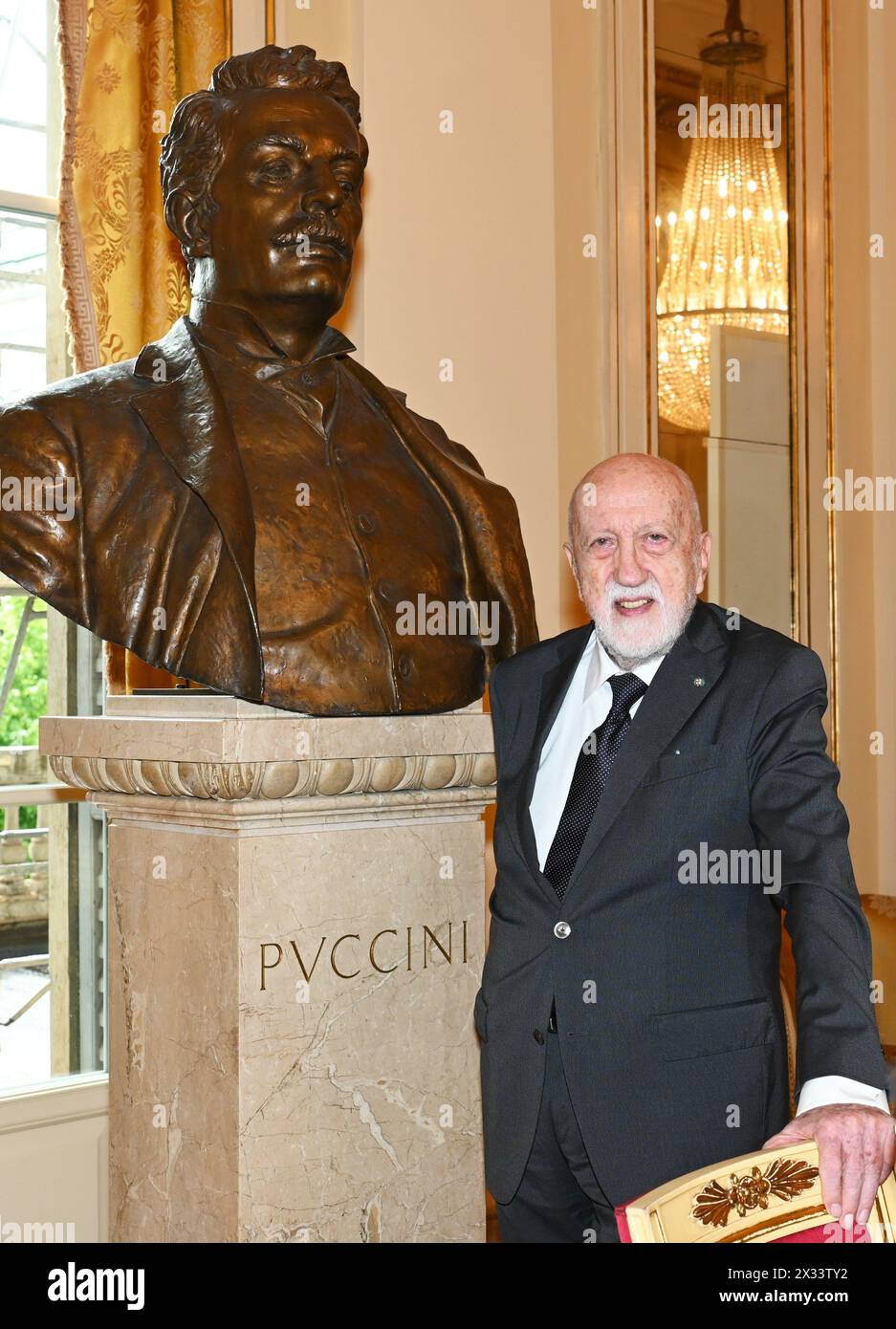 Milano, Italia. 24 aprile 2024. Milano, Italia PUCCINI Festival 2024 evento presentazione conferenza celebra 100 anni dalla morte di Giacomo Puccini dal 12 luglio al 23 agosto a Torre del Lago Viareggio nella foto: Pier Luigi Pizzi direttore artistico PUCCINI Festival credito: Agenzia fotografica indipendente/Alamy Live News Foto Stock