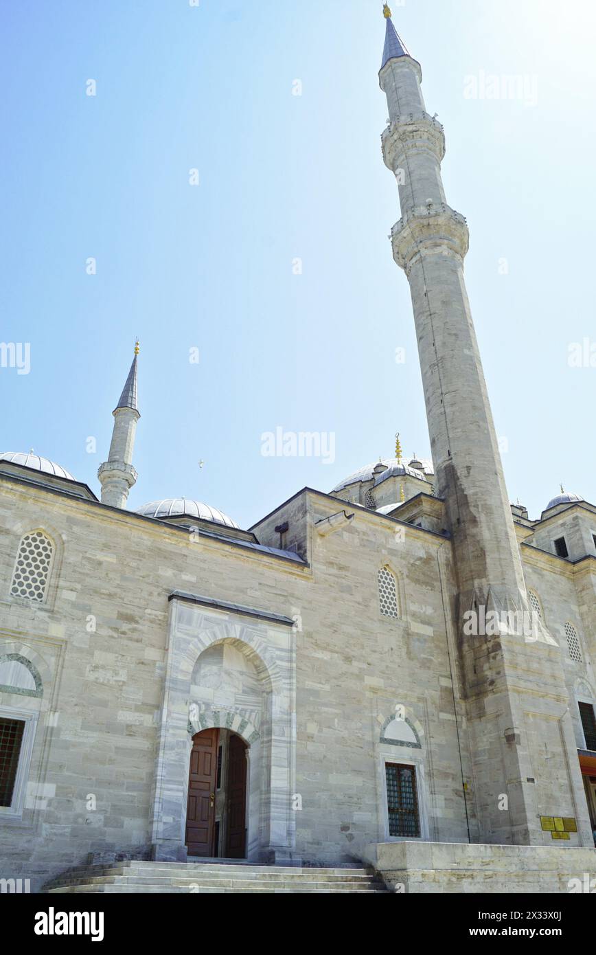 Minareti della Moschea di Fatih e l'ingresso al cortile (Istanbul, Türkiye) Foto Stock