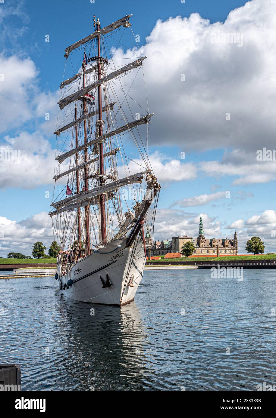 Nave di navigazione di fronte al castello di Kronborg, Elsinore, Danimarca Foto Stock