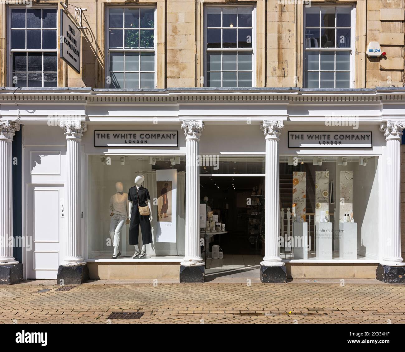 The White Company Shop, un edificio neoclassico a Stamford, Inghilterra. Foto Stock
