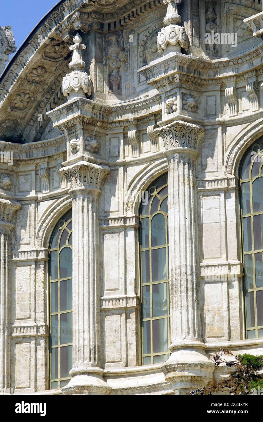 Decorazione della facciata della moschea di Ortakoy, una delle attrazioni più famose sulle rive del Bosforo a Istanbul (Türkiye) Foto Stock