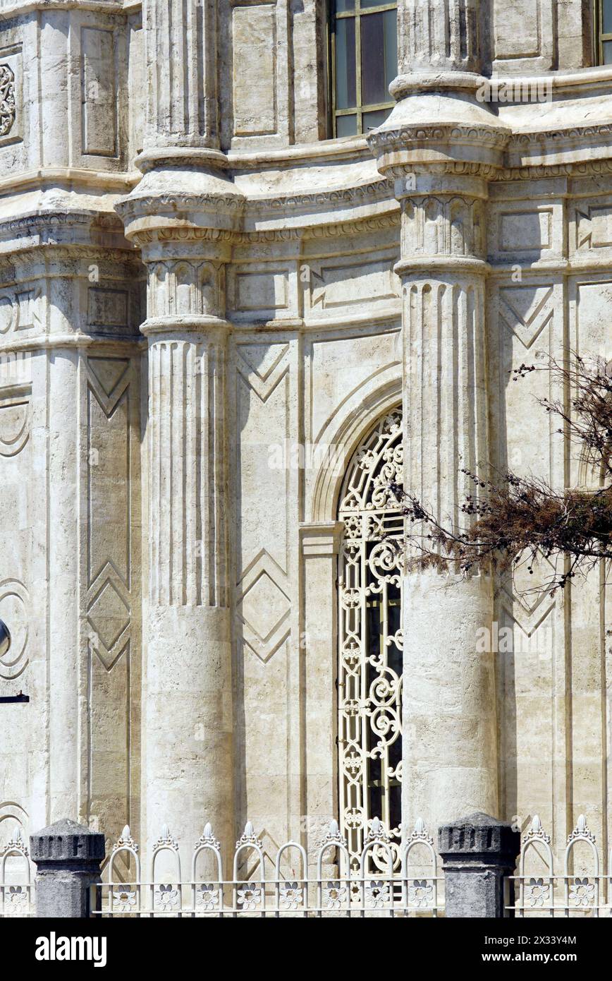 Decorazioni sulla facciata della Moschea Ortakoy di Istanbul: Colonne di pietra, cornici, una finestra con un reticolo aperto in stile barocco ottomano Foto Stock