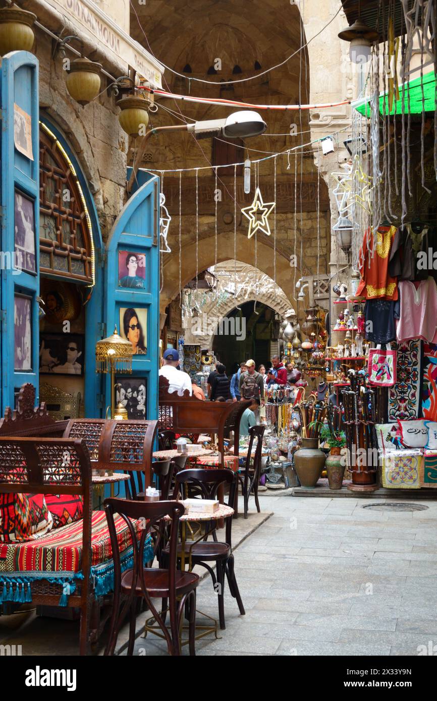 Mercato bazar Khan al-Khalili, Cairo, porta meridionale, Bab al-Ghuri, suk. Egitto Foto Stock