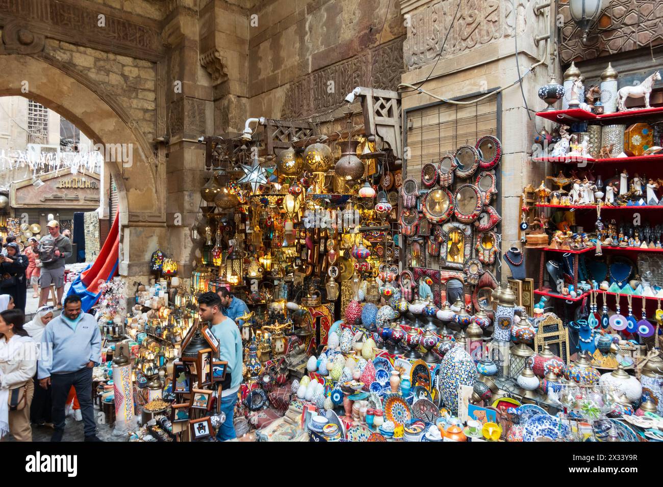 Mercato bazar Khan al-Khalili, porta meridionale, Bab al-Ghuri, Cairo, suk. Egitto Foto Stock