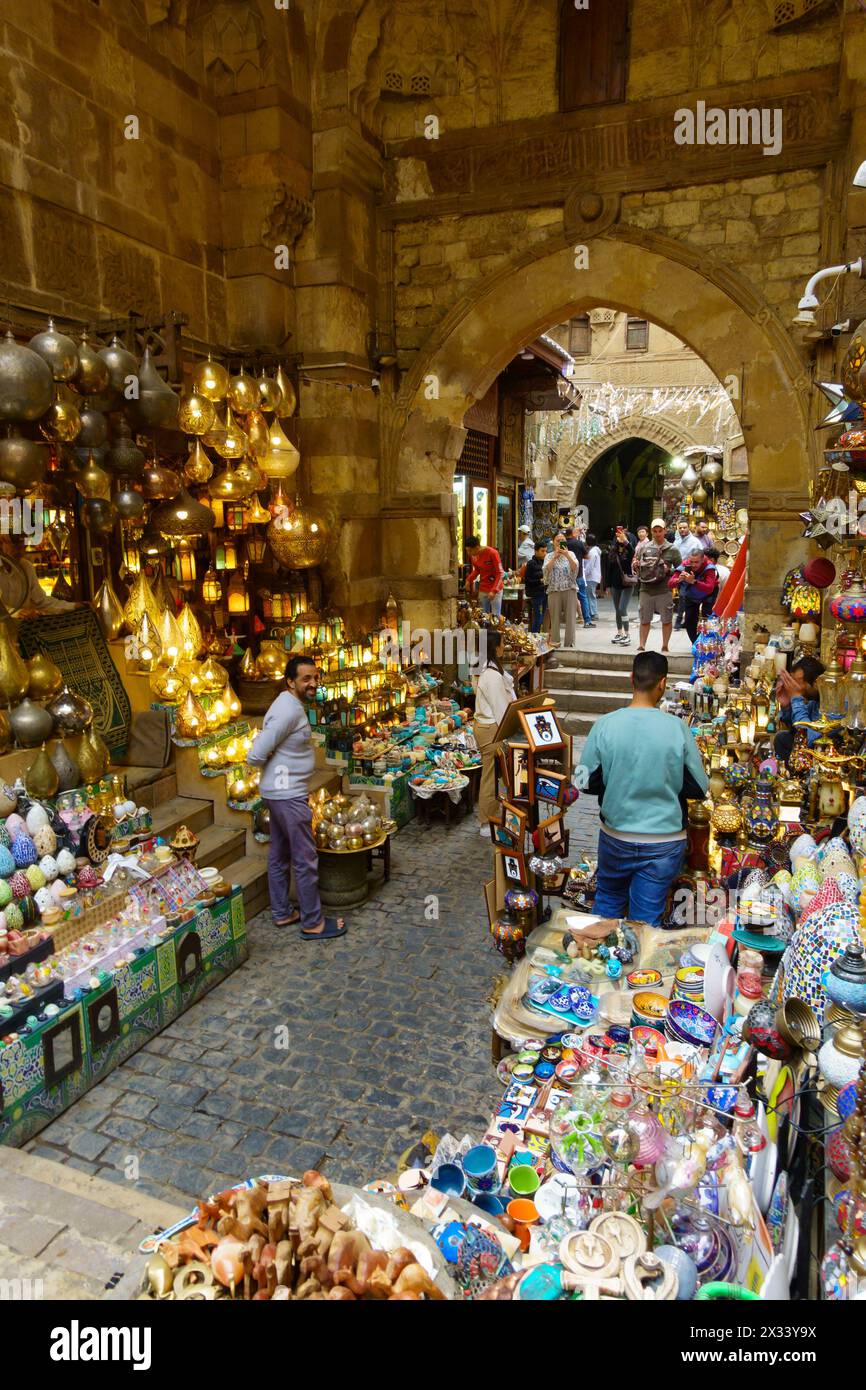 Mercato bazar Khan al-Khalili, porta meridionale, Bab al-Ghuri, Cairo, suk. Egitto Foto Stock