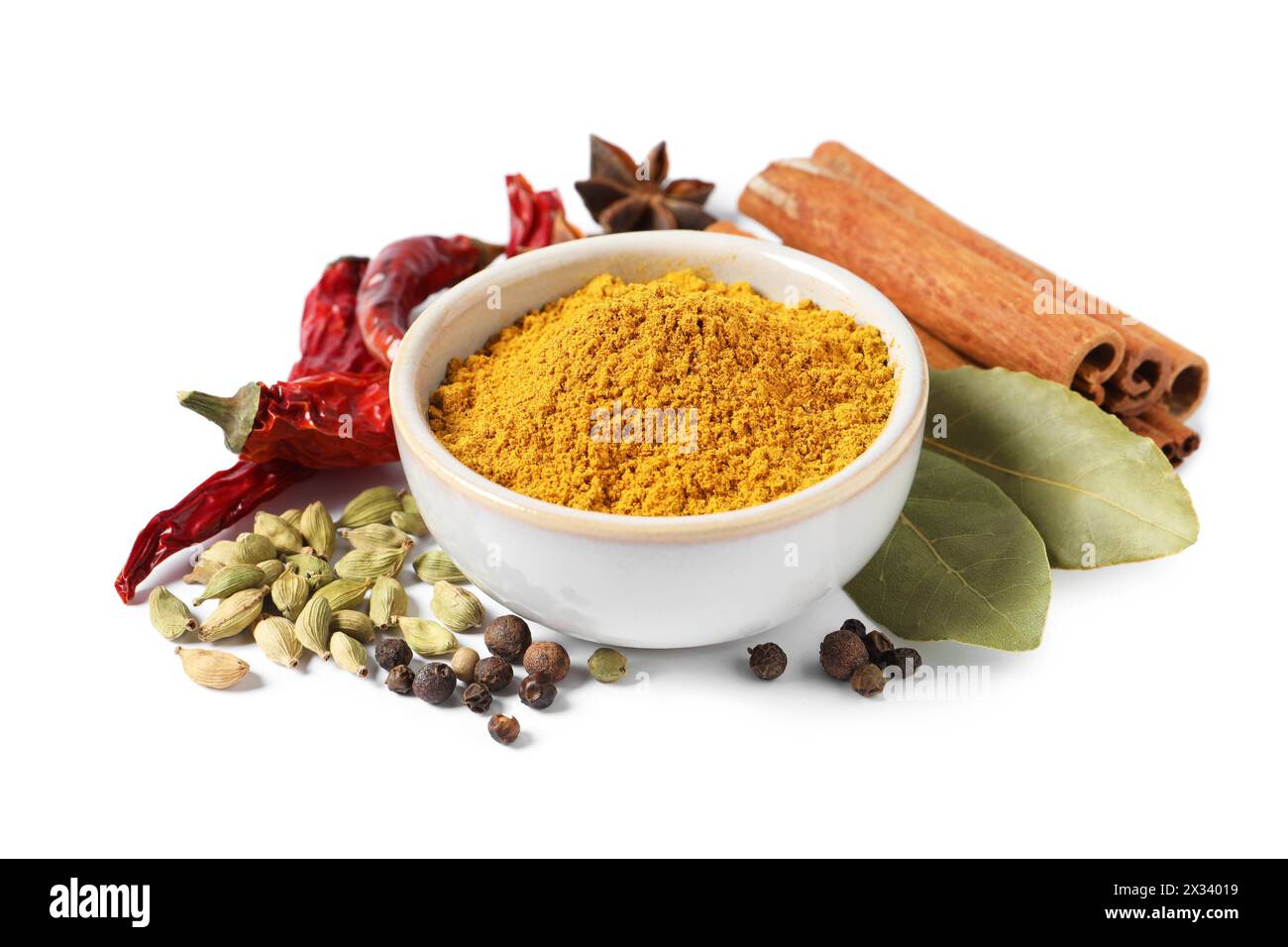 Curry in polvere nel recipiente e altre spezie isolate su bianco Foto Stock
