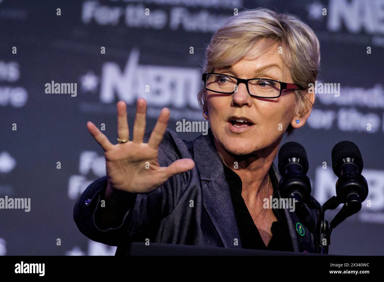 Washington, Stati Uniti. 24 aprile 2024. La segretaria dell'energia Jennifer Granholm parla alla Conferenza legislativa del North America's Building Trades Union (NABTU) 2024 il 24 aprile 2024 a Washington, DC. La NABTU ha fatto una delle prime approvazioni mai rilasciate quando ha dichiarato il proprio sostegno al presidente Biden nelle elezioni presidenziali del 2024. (Foto di Samuel Corum/Sipa USA) credito: SIPA USA/Alamy Live News Foto Stock