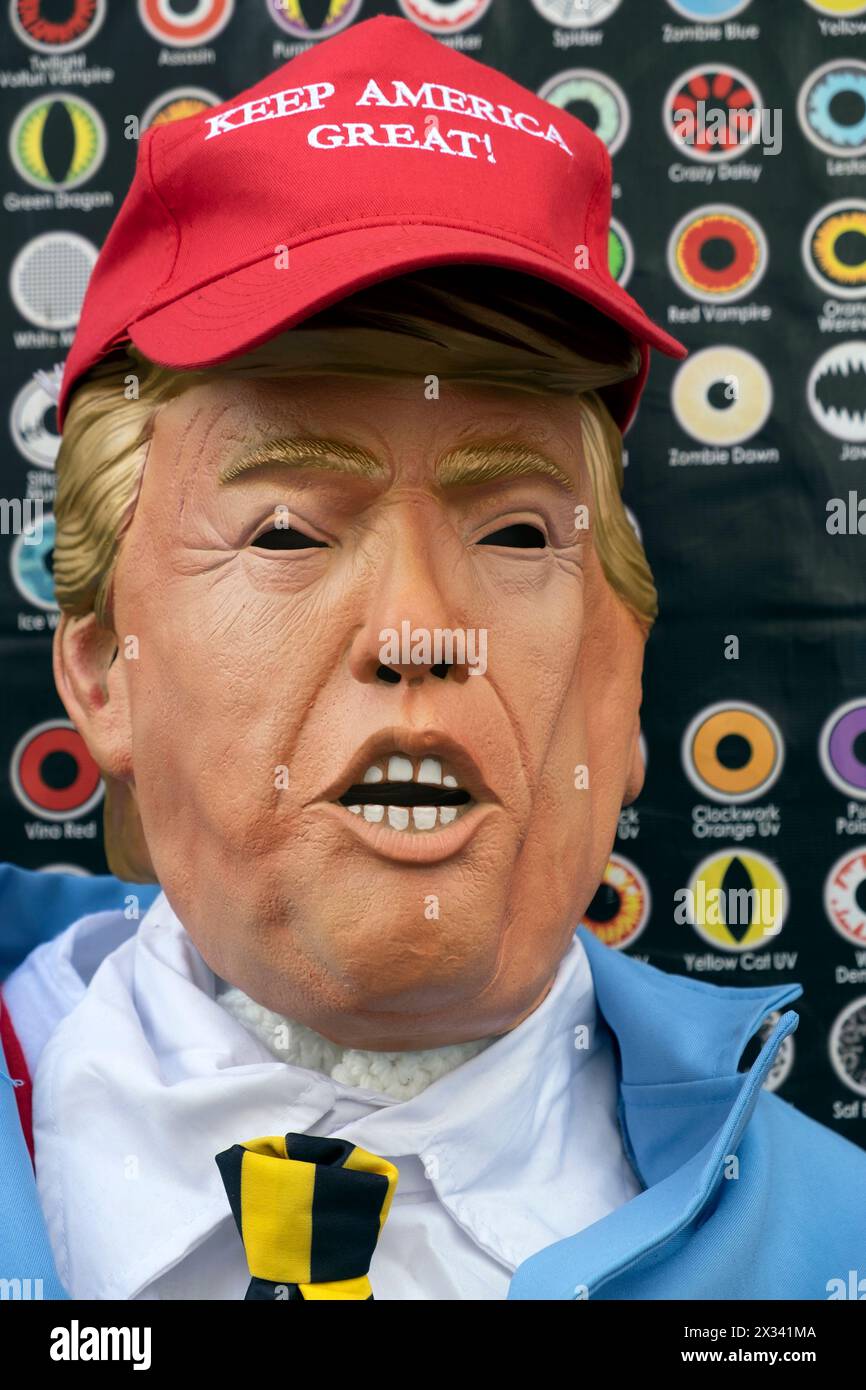 Donald Trump ritratto effigie manichino manichino mascherina esterna negozio di barzellette a Soho Londra Inghilterra Regno Unito KATHY DEWITT Foto Stock