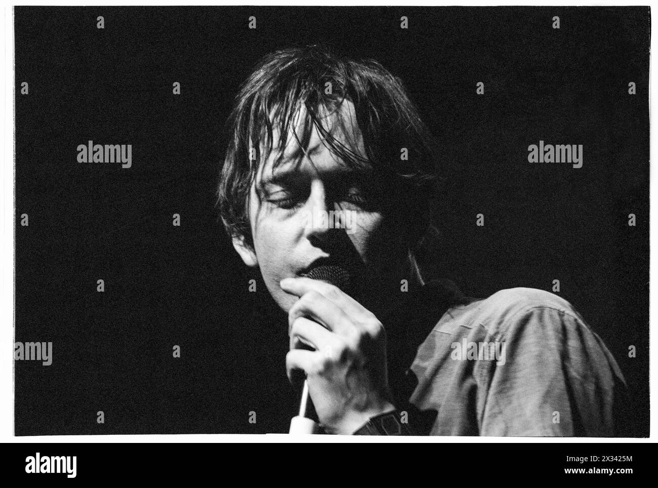 JARVIS COCKER, PULP, 2001: Jarvis Cocker dei Pulp band che suonano dal vivo al Homelands Festival di Winchester, Inghilterra, 26 maggio 2001. La band si mise in pausa per 10 anni dopo questo album e tour. Fotografia: Rob Watkins. INFO: Pulp, un gruppo musicale alternative rock britannico formato nel 1978, ha guadagnato importanza nell'era Britpop degli anni '90. Guidati da Jarvis Cocker, i loro successi come "Common People" e album come "Different Class" hanno definito il loro suono spiritoso e socialmente osservante, lasciando un segno indelebile sulla scena musicale alternativa. Foto Stock
