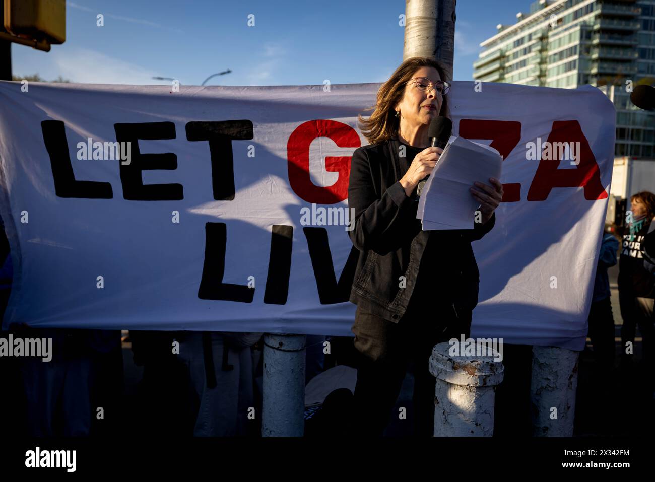 New York, New York, Stati Uniti. 23 aprile 2024. L'autrice canadese Naomi Klein parla mentre i manifestanti ebrei manifestano vicino alla casa del leader di maggioranza del Senato degli Stati Uniti Chuck Schumer in un'emergenza ''Pesach Seder in the Streets''' Â il 23 aprile 2024 a New York City. Centinaia di manifestanti si sono riuniti fuori dalla casa del senatore per chiedere al leader della maggioranza di smettere di inviare armi all'esercito israeliano. (Credit Image: © Michael Nigro/Pacific Press via ZUMA Press Wire) SOLO PER USO EDITORIALE! Non per USO commerciale! Foto Stock