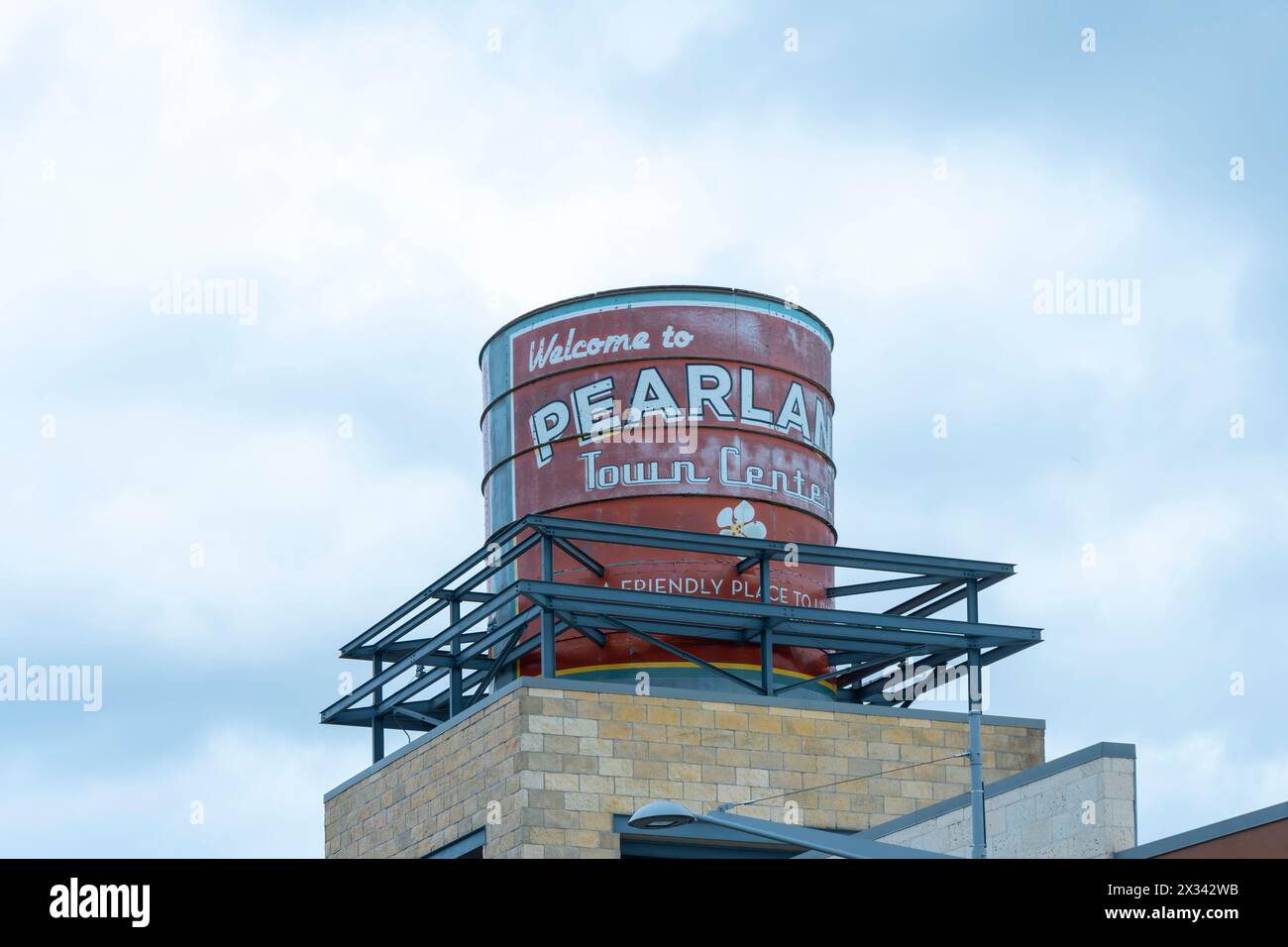 Benvenuto al cartello del centro di Pearland su un carro armato sopra il tetto a Pearland, Texas, Stati Uniti Foto Stock