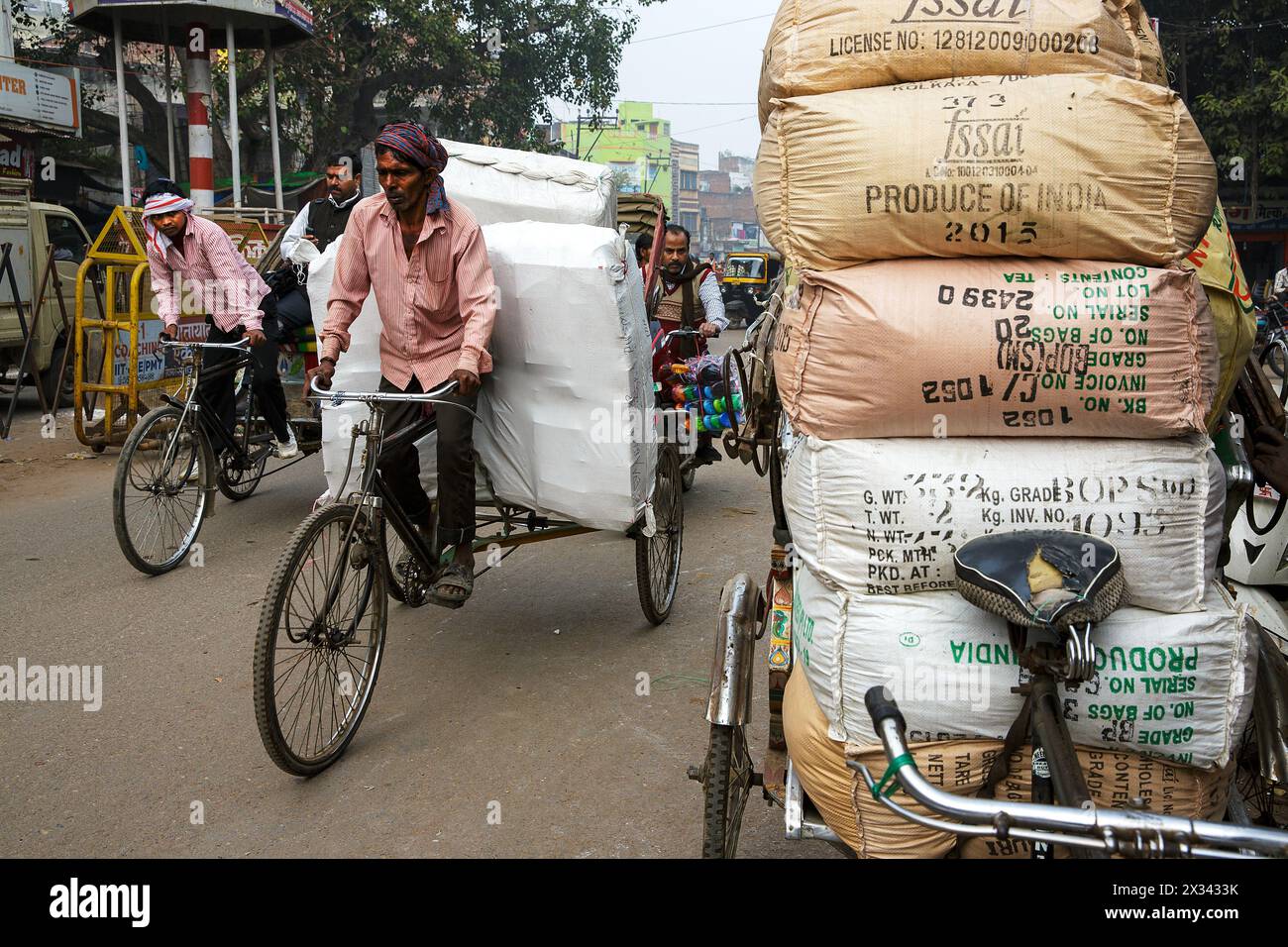 Rickshaws a ciclo pesante a Varanasi, India Foto Stock