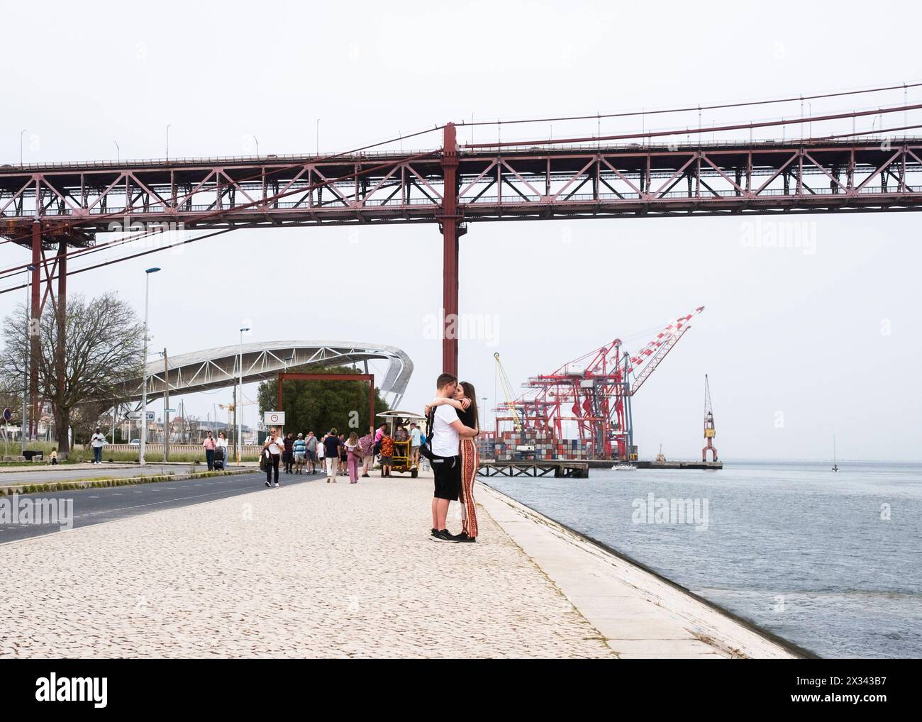 Travelpictures Lisbon Lisbon, Lissabon, 23.03.2024: Travelpictures Lisbon, una coppia innamorata di fronte al Ponte 25 de Abril. *** Travelpictures Lisb Foto Stock