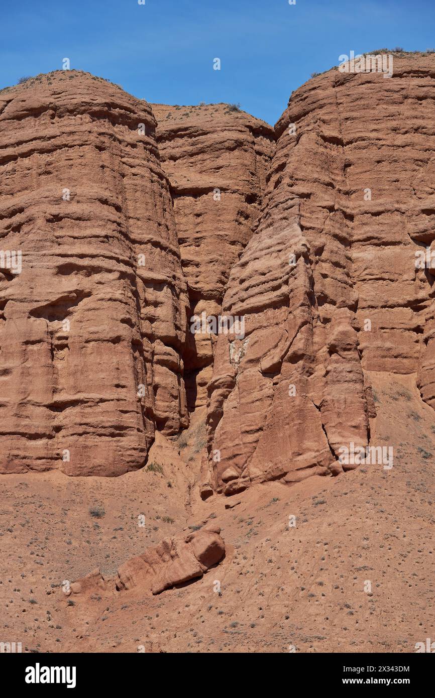 Faccia su pietra arenaria. Pareidolia, sembra una faccia. Illusione Pareidolica, vedere volti in oggetti inanimati. Colonne rocciose canyon Konorchek, eolie Foto Stock