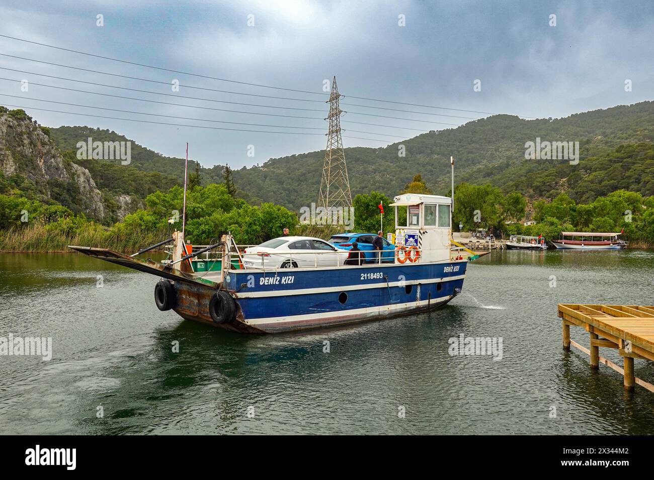 Piccolo traghetto per auto attraverso il fiume Daylan, presso la popolare destinazione turistica di Dalyan, provincia di Mugla, Turchia Foto Stock