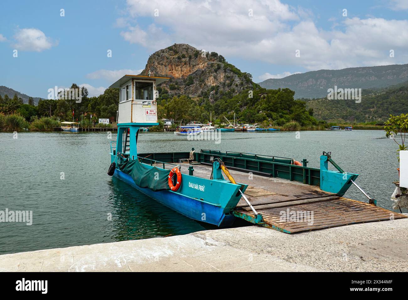 Piccolo traghetto per auto attraverso il fiume Daylan, presso la popolare destinazione turistica di Dalyan, provincia di Mugla, Turchia Foto Stock