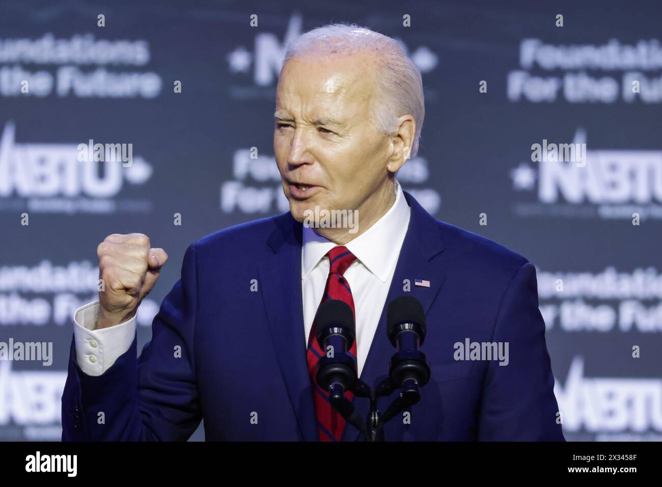 Washington, Stati Uniti. 24 aprile 2024. Il presidente Joe Biden parla alla Conferenza legislativa del North America's Building Trades Union (NABTU) 2024 il 24 aprile 2024 a Washington, DC. La NABTU ha fatto una delle prime approvazioni mai rilasciate quando ha dichiarato il proprio sostegno al presidente Biden nelle elezioni presidenziali del 2024. (Foto di Samuel Corum/Sipa USA) credito: SIPA USA/Alamy Live News Foto Stock