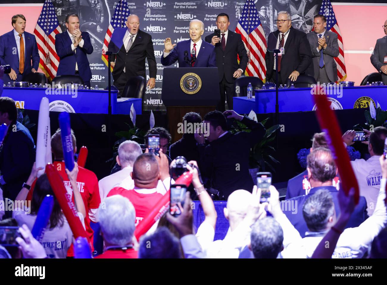 Washington, Stati Uniti. 24 aprile 2024. Il presidente Joe Biden parla alla Conferenza legislativa del North America's Building Trades Union (NABTU) 2024 il 24 aprile 2024 a Washington, DC. La NABTU ha fatto una delle prime approvazioni mai rilasciate quando ha dichiarato il proprio sostegno al presidente Biden nelle elezioni presidenziali del 2024. (Foto di Samuel Corum/Sipa USA) credito: SIPA USA/Alamy Live News Foto Stock