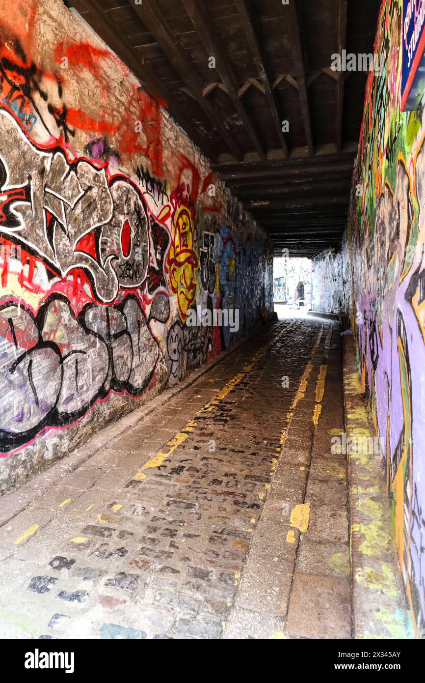 Bristol, Inghilterra - 30 marzo 2024: Famosa strada chiamata Leonard Lane piena di graffiti nella città di Bristol Foto Stock