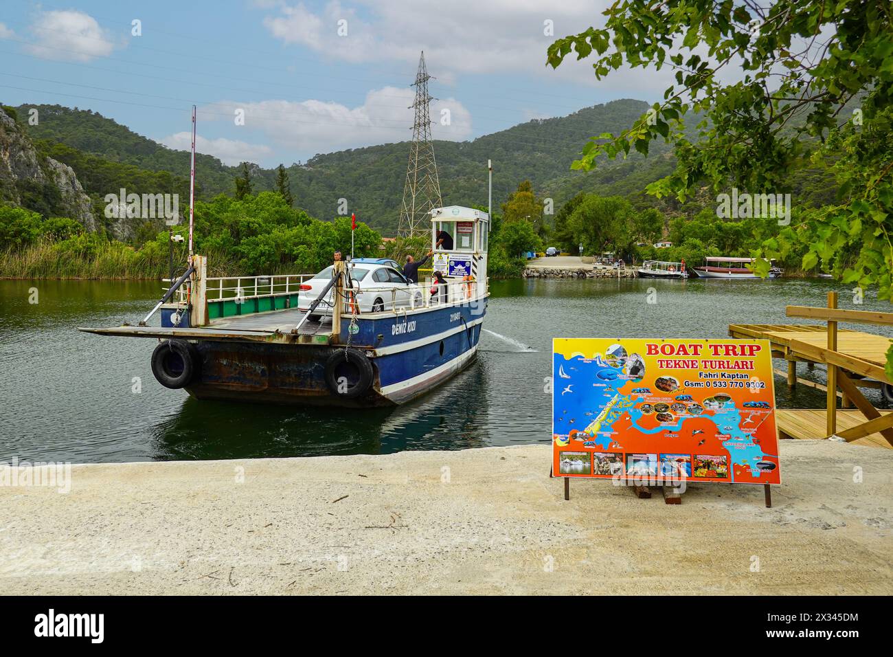 Piccolo traghetto per auto attraverso il fiume Daylan, presso la popolare destinazione turistica di Dalyan, provincia di Mugla, Turchia Foto Stock