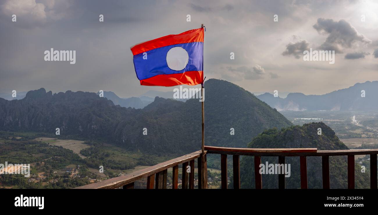 Panorama da Pha Ngern punto panoramico di Vang Vieng e Kart Landscape, Provincia di Vientiane, Laos, Asia Foto Stock