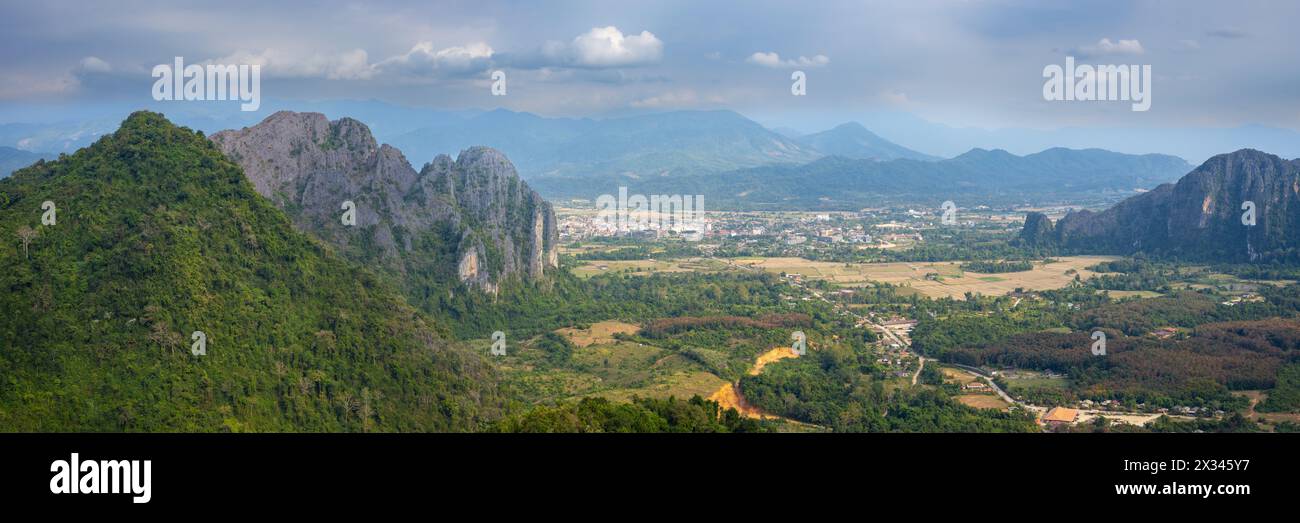 Panorama da Pha Ngern punto panoramico di Vang Vieng e Kart Landscape, Provincia di Vientiane, Laos, Asia Foto Stock