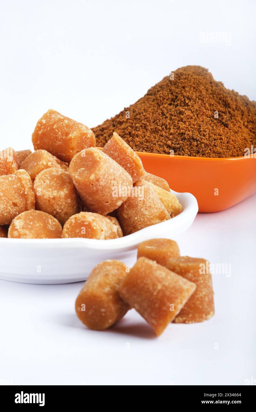 Gur organico o polvere di Jaggery e cubetti, Jaggery è usato come ingrediente in piatti dolci e salati nelle cucine dell'India. Foto Stock