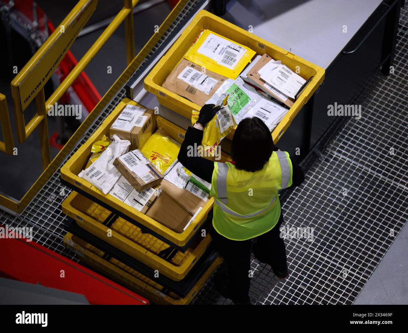 Istanbul, Turchia. 23 aprile 2024. Pacchi e pacchi vengono scansionati e smistati presso il centro logistico DHL Express di Istanbul. Crediti: Bernd von Jutrczenka/dpa/Alamy Live News Foto Stock