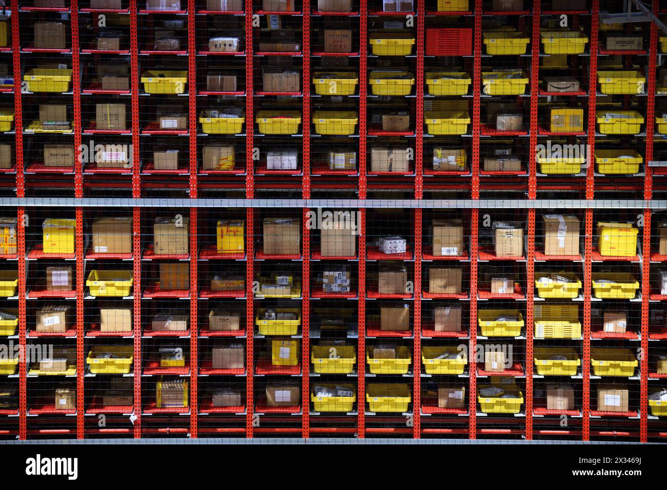 Istanbul, Turchia. 23 aprile 2024. Pacchi e pacchi vengono scansionati e smistati presso il centro logistico DHL Express di Istanbul. Crediti: Bernd von Jutrczenka/dpa/Alamy Live News Foto Stock