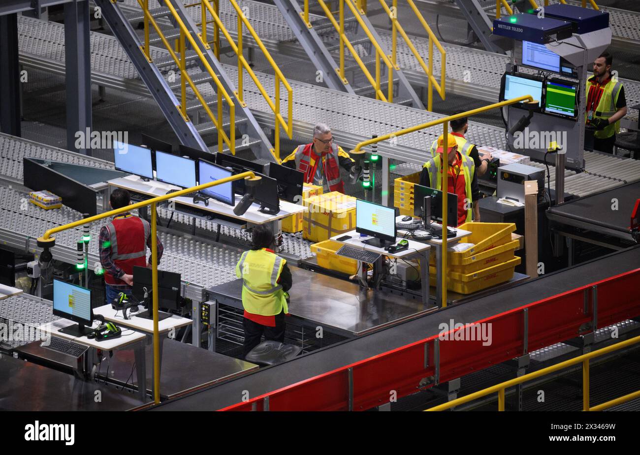 Istanbul, Turchia. 23 aprile 2024. I pacchi e i pacchi vengono eseguiti su nastri trasportatori e vengono scansionati e smistati presso il centro logistico DHL Express di Istanbul. Crediti: Bernd von Jutrczenka/dpa/Alamy Live News Foto Stock